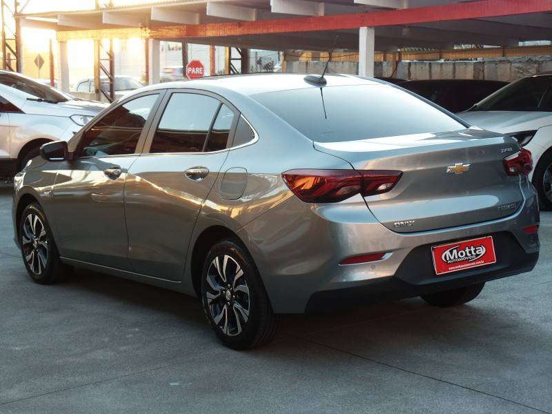 CHEVROLET - ONIX - 2023/2024 - Prata - R$ 110.800,00