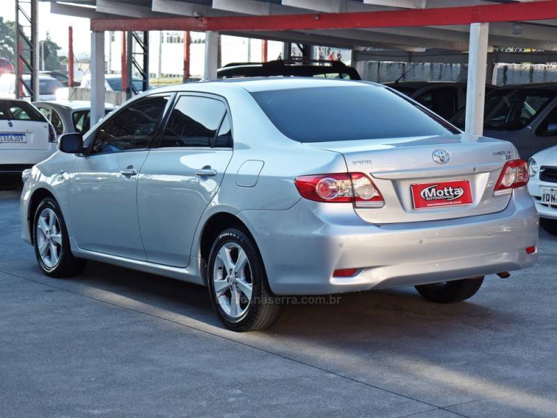 TOYOTA - COROLLA - 2011/2012 - Prata - R$ 63.800,00