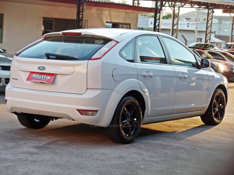 FORD - FOCUS - 2012/2012 - Branca - R$ 43.900,00