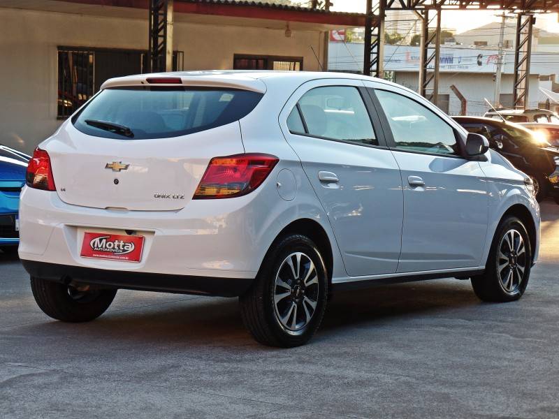 CHEVROLET - ONIX - 2015/2016 - Branca - R$ 54.800,00