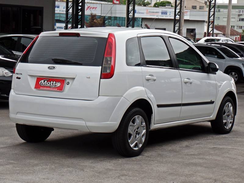 FORD - FIESTA - 2013/2014 - Branca - R$ 37.800,00