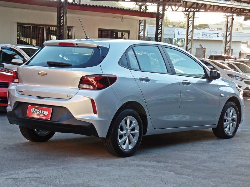 CHEVROLET - ONIX - 2022/2023 - Prata - R$ 74.800,00