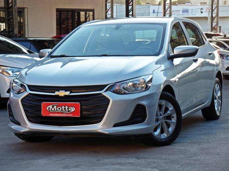 CHEVROLET - ONIX - 2022/2023 - Prata - R$ 68.800,00