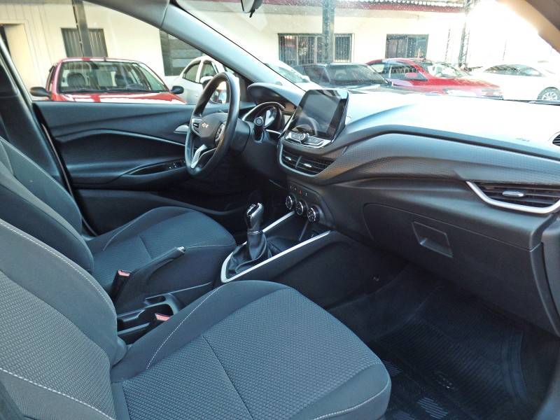 CHEVROLET - ONIX - 2022/2023 - Prata - R$ 69.800,00