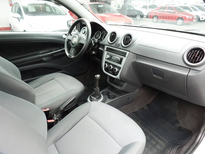 VOLKSWAGEN - SAVEIRO - 2010/2011 - Branca - R$ 39.800,00